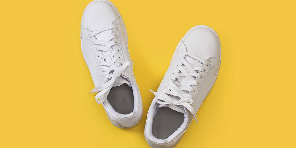 Minúsculo Ciro flexible Cómo limpiar zapatillas blancas de tela - Drogueria | Consum - Droguería  Consum